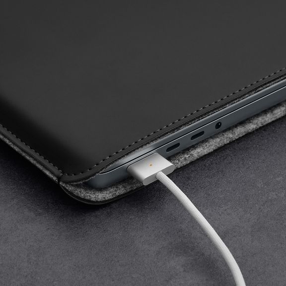 Woolnut Coated Sleeve - Protective Sleeve for 16" MacBook Pro, Black